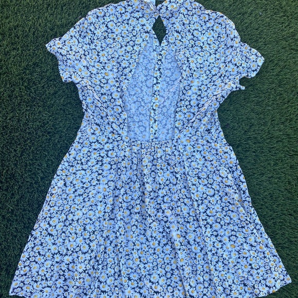 🆕✨ NWT Sunflower Open Back Dress - Picture 3 of 8